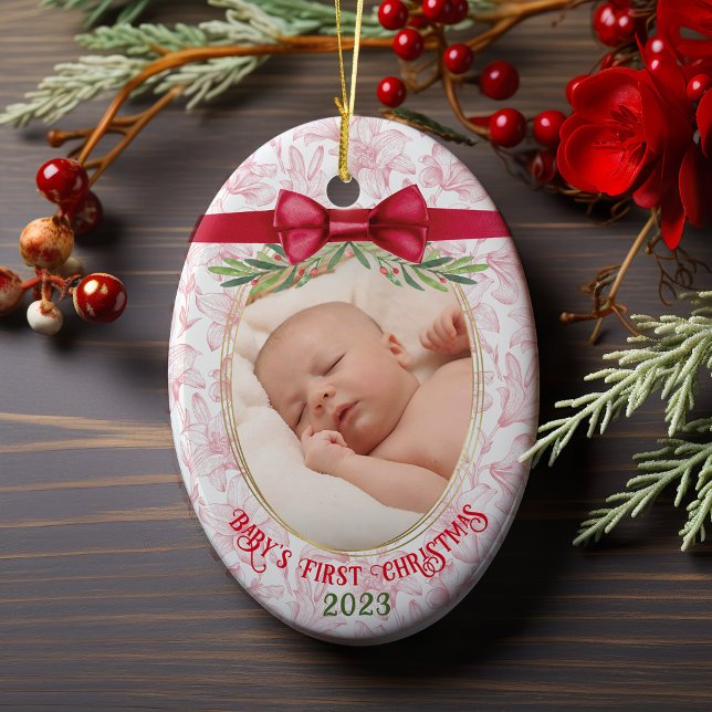 Baby's First Christmas I Pink Red Girl Name Foto Keramik Ornament (Baby's First Christmas 2023, Personalized Name & birth date, pink & red floral, watercolor holly bow)