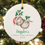 Babys First Christmas Individuelle Name Sloth Orna Keramik Ornament<br><div class="desc">Der erste Weihnachtsgeschmack des Babys - Die wertvolle personalisierte Weihnachtsschmuck-Vorlage des Neugeborenen mit einem bezaubernden Aquarellschlamm, der von einem heiligen Zweig hängt und eine Weihnachtsmannmütze trägt. Die Textfelder ermöglichen eine einfache Anpassung des Babynamens in einem handgeschriebenen mutierten grünen Kalligraphieskript-Schriftart und ein Geburtsjahr in einem einfachen, minimalistischen Sans Serif in Schiefergrau....</div>