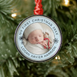 Baby's First Christmas Keepake Foto Ornament Aus Metall<br><div class="desc">Das erste Weihnachtsgebäck des modernen Keepake-Babys personalisiert Verzierungen in Kurvenbriefen und Linienkunst von Schneeflocken,  die mit Ihrem Lieblingsblauen ein Babyblau überdecken.</div>