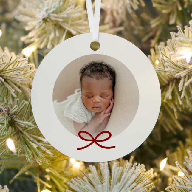 Baby's First Christmas Minimal Red Bow Foto Ornament Aus Metall (InSitu)