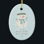 Baby's First Christmas Niedlich Snowman and Snowfl Keramik Ornament<br><div class="desc">🎄 Karo aus unserem herzerwärmenden Weihnachtsschmuck-Design,  das einen handbemalten Aquarellschneemann inmitten eines Tanzes sanfter Schneeflocken wunderbar hervorhebt. ❄️ ⛄ 🌟</div>