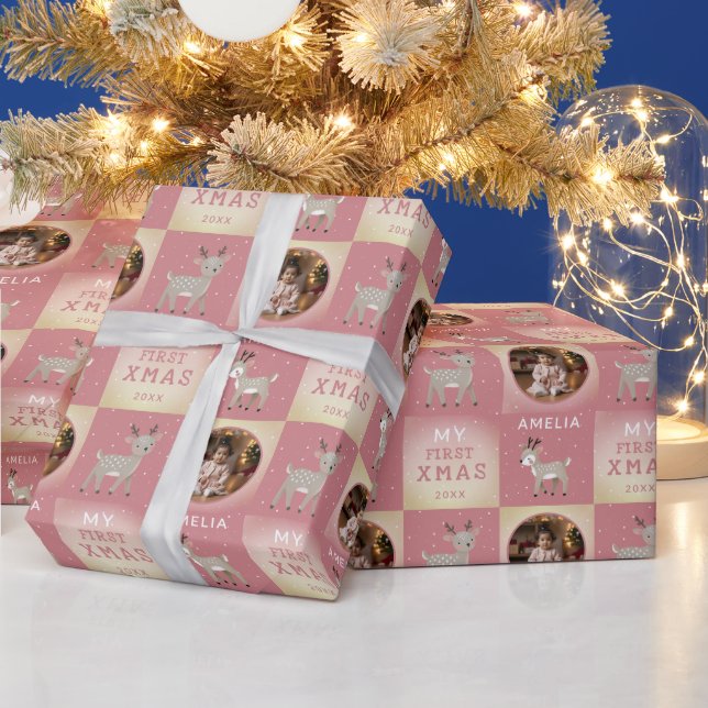 Baby's First Christmas Pink Deer Photo Geschenkpapier (Feiertage)