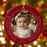 Baby's First Christmas Red Modern 2 Foto Neugebore Keramik Ornament<br><div class="desc">Das First Christmas Red Modern 2 Foto Neugeborene Keramik Ornament zeigt wunderschön zwei wertvolle Fotos Ihres Neugeborenen, eines auf jeder Seite des Ornaments. Jedes Foto ist von einer zarten Kreislinie umgeben, mit personalisiertem, weißem Text, der lautet: "Mein erstes Weihnachten - Jahr - Name des Kindes", was es zu einem zeitlosen...</div>