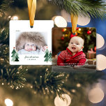 Baby's First Christmas Rustic Trees Foto Keramikornament<br><div class="desc">Baby's First Christmas! Niedliche, moderne und dennoch rustikale Weihnachtsfeiertage Foto Square Ornamente mit bezaubernden kleinen Wäldern von rustikalen Weihnachtsbäumen und frohe Weihnachten in der modernen Typografie. Fügen Sie 2 Ihrer Lieblings-Fotos für den perfekten Ornament! Bitte kontaktieren Sie uns unter cedarandstring@gmail.com , wenn Sie Hilfe beim Design oder den passenden Produkten...</div>