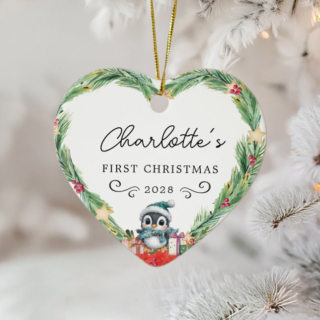 Baby's First Christmas - Rustikaler Kleider & Ping Keramik Ornament (Baby's First Christmas – Rustic Wreath & Penguin Heart Ceramic Ornament.)