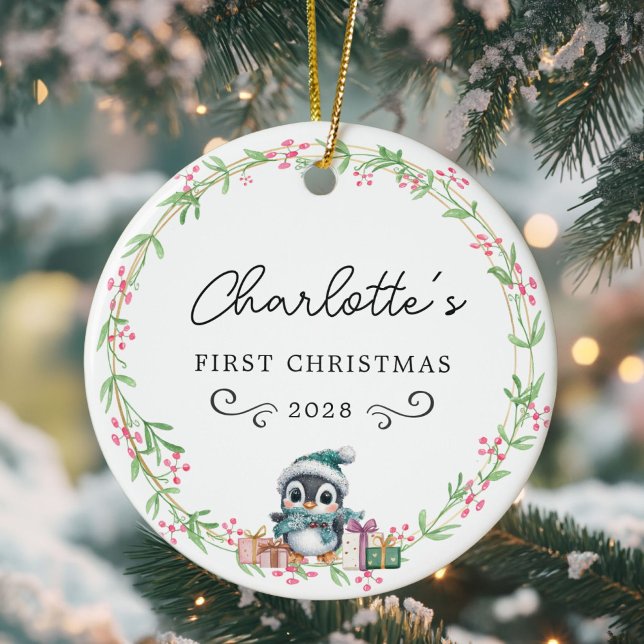 Baby's First Christmas - Rustikaler Kleider & Ping Keramik Ornament (Cute, Personalized, Baby's First Christmas – Rustic Wreath, Penguin with Santa Hat Ceramic Ornament.)