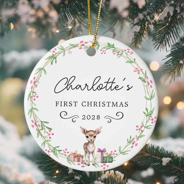 Baby's First Christmas - Rustikaler Kleider & Rent Keramik Ornament (Cute, Personalized, Baby's First Christmas – Rustic Wreath & Reindeer Ceramic Ornament Design.)