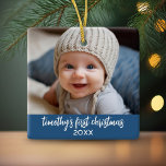 Baby's First Christmas - Simple Baby Blue Boy Keramikornament<br><div class="desc">Fügen Sie diesem niedlichen Urlaubssaal ein Bild hinzu - perfekt für kleine Jungs. Ein einfacher hellblauer Rahmen macht einen unvergesslichen Schmuck für Ihren Baum. Ein moderner minimaler Schriftart für das Jahr mit einem Platz zum Hochladen von 1 horizontalem Foto.</div>