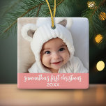 Baby's First Christmas - Simple Coral Pink Girl Keramikornament<br><div class="desc">Fügen Sie ein Bild zu diesem niedlichen Urlaubssornament hinzu - perfekt für kleine Mädchen. Ein einfacher,  hellrosa Korallenrand ist ein unvergessliches Ornament für Ihren Baum. Ein moderner minimaler Schriftart für das Jahr mit einem Platz zum Hochladen von 1 horizontalem Foto.</div>