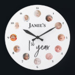 Baby's first year 12 Monate Custom Fotos Große Wanduhr<br><div class="desc">1. Jahr Uhr mit für die ersten 12 Monate Fotos des Babys. Arbeiten Sie mit dieser Vorlage, um den Namen und die Fotos Ihres Kindes zu personalisieren. Hänge es auf, wo Ihr Kind sehen kann, das Wachstum im ersten Jahr. Sie können es auch bei der ersten Geburtstagsfeier zeigen. Ein wunderbarer...</div>