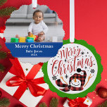 Baby's Merry Snowman First Christmas Einzigartiges Ornament Karte<br><div class="desc">Erleben Sie das Wunder der ersten festlichen Jahreszeit Ihres Kleinen mit unserem bezaubernden "Baby's First Christmas unique Ornament". Jedes Ornament ist so konzipiert, dass es diese wertvollen Momente erleben kann, und zeigt auf der einen Seite eine herzliche künstlerische Wiedergabe der Winterfreuden und auf der anderen Seite einen Platz für das...</div>