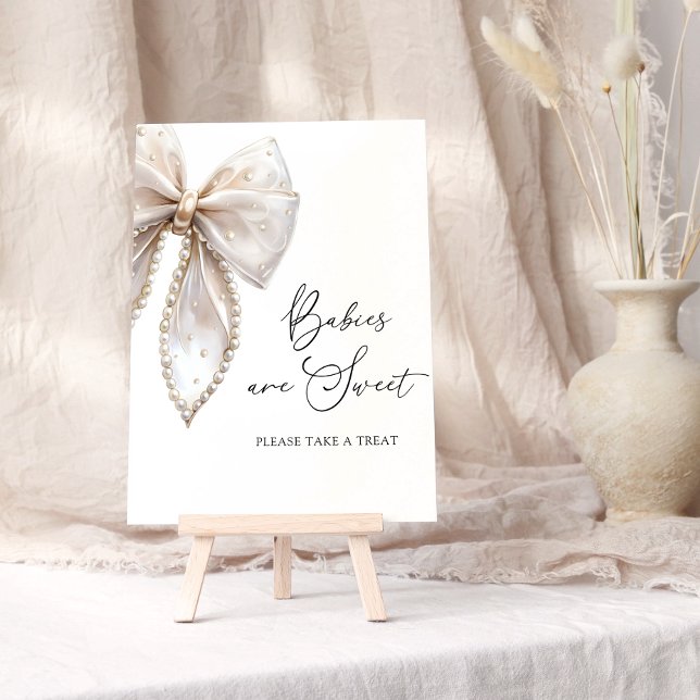 Babys sind süß Nimm eine Leckerei Weiße Perlenschn Poster (Von Creator hochgeladen)