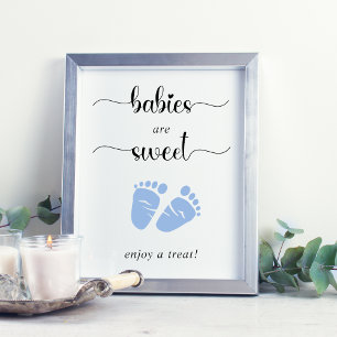 Babys sind süß und genießen eine Leckerei Blue Bab Poster