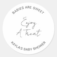 Babys sind süß und genießen eine Leckerei, die das