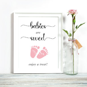 Babys sind süß und genießen eine Leckerei pink Bab Poster