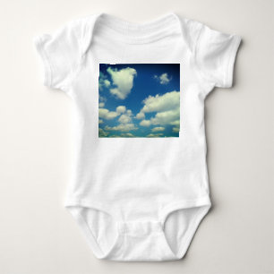 Babywolken auf blauem Himmel Baby Strampler