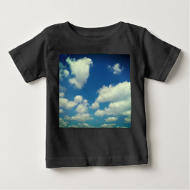 Babywolken, auf einem blauen Himmel Baby T-shirt