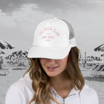Bach Club Pink Custom Wappen Bachelorette Truckerkappe<br><div class="desc">Der Bach Club eignet sich perfekt für Ihren Junggeselinnen-Abschied im Beachclub. Rosa gebeuteltes Wappen. Personalisieren Sie mit den Details Ihres Bachelorettes...  Jahr,  Strand und Ziel. Ideal für einen Junggeselinnen-Abschied zum Thema Strand oder für einen Bachelorette am Ziel. Matching Accessoires sind in der Kollektion Bach Club Cabana Stripe erhältlich.</div>
