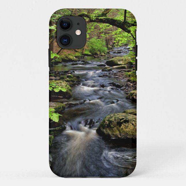 Bach fließt durch den Wald Case-Mate iPhone Hülle (Rückseite)