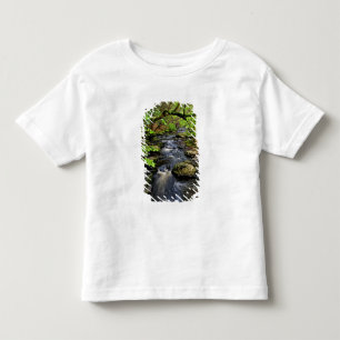 Bach fließt durch den Wald Kleinkind T-shirt