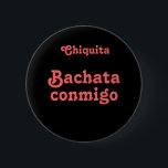 Bachata Conmigo Tanz Bachata mit mir individueller Button<br><div class="desc">Dieser lateinische Tänzerknopf des individuellen Namens sagt, Bachata conmigo, das "Bachata mit mir" auf spanisch bedeutet. Es ist ein sinnlicher lateinischer Tanz, der in den Vereinen sehr populär wird. Sie können die Schriftartart- oder -hintergrundfarbe ändern, indem Sie den besonders anfertigen Knopf anklicken. Fügen Sie Ihren individuellen Namen in der Schablone...</div>
