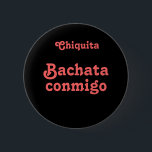 Bachata Conmigo Tanz Bachata mit mir individueller Button<br><div class="desc">Dieser lateinische Tänzerknopf des individuellen Namens sagt, Bachata conmigo, das "Bachata mit mir" auf spanisch bedeutet. Es ist ein sinnlicher lateinischer Tanz, der in den Vereinen sehr populär wird. Sie können die Schriftartart- oder -hintergrundfarbe ändern, indem Sie den besonders anfertigen Knopf anklicken. Fügen Sie Ihren individuellen Namen in der Schablone...</div>