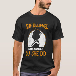 Bachelor-Abschluss SIE GLAUBTE SIE KONNTE Lustige T-Shirt