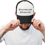 Bachelor Brigade Black and White Bachelor Party Truckerkappe<br><div class="desc">Ein modernes Schwarz-Weiß-Design mit den Worten "Bachelor Brigade" für die Trauzeugen.</div>