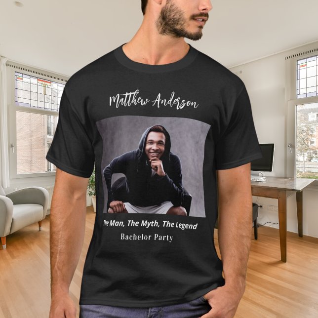 Bachelor Party Foto Mann Mythos Legende Name Spaß T-Shirt (Von Creator hochgeladen)