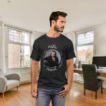 Bachelor Schwarz-weiße Foto Mythos Legende T-Shirt<br><div class="desc">Feiern Sie mit diesem personalisierten T - Shirt seinen besonderen Tag im Stil! Mit einem klassischen schwarzen Hintergrund und feinem Text, der lautet: "Der Mann, der Mythos, die Legende." Passen Sie das Design an, indem Sie seinen Namen und ein beliebtes Foto hinzufügen, um es wirklich einzigartig zu machen. Dieser T...</div>