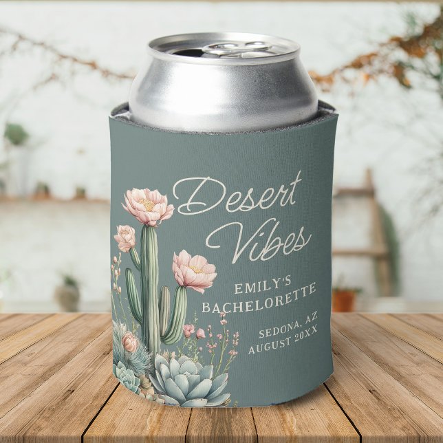 Bachelorette blühende Kakteen Sukkulente Wüste Vib Dosenkühler ( A desert-themed can cooler with cacti, succulents, and Desert Vibes text on a muted green backgroun)