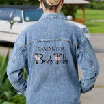 Bachelorette Bride Tribe Boho Floral Letters Jeansjacke<br><div class="desc">Denim Jackets,  personalisiert für Ihren Brautstamm,  um für Ihren Junggeselinnen-Abschied zu tragen,  verdecken Sie Ihren Hochzeitstag usw. Bride Stamm wird mit neutralen Boho Blumenbriefen und handgeschriebenen Schriften geschrieben. Ideal für eine Hochzeit im Herbst,  eine Blumenhochzeit,  eine Hochzeitsfeier im Garten oder ein anderes Thema mit einer erdigen Hochzeitsfarbenpalette.</div>