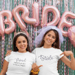 Bachelorette ist ein Freund der Braut, der am ehes T-Shirt<br><div class="desc">Passen Sie einen modernen Skriptfreund der Braut mit dem Diamanten über dem i mit lustigen Sprüchen für den Junggeselinnen-Abschied an. Niedliche Shirts,  die Spaß für Braufreunde für den Junggeselinnen-Abschied sind. Die passenden Shirts für Braut und Braut finden Sie in meinem Shop,  PageCreativeDesigns.</div>