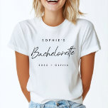 Bachelorette | Minimalistisches Skript Moderne Bri T-Shirt<br><div class="desc">Dieses Junggeselinnen-Abschied ist mit einer handgeschriebenen Schriftzeichen-Typografie ausgestattet. Sie können ganz einfach den Namen,  das Jahr,  den Namen der Braut,  den Namen der Brigadefrau oder Ihre eigene persönliche Nachricht personalisieren! Das elegante Accessoire für ein Junggeselinnen-Abschied- oder Bachelorettenwochenende!</div>