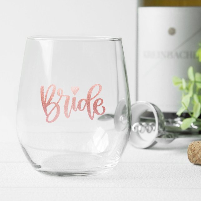 Bachelorette Weekend Gastgeschenk Personalisiert Weinglas Ohne Stiel (stemless wine glass for wedding that says bride in pretty rose gold glitter script)