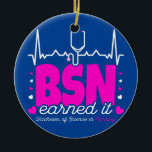 Bachelors of Science in Nursing verdient BSN RN Keramik Ornament<br><div class="desc">Bachelors of Science in Nursing verdiente es BSN RN Nurse Geschenk. Perfektes Geschenk für Ihren Vater,  Mama,  Papa,  Männer,  Frauen,  Freunde und Familienmitglieder am Erntedank Tag,  Weihnachten,  Muttertag,  Vatertag,  4. Juli,  1776 Unabhängiger Tag,  Veteranen Tag,  Halloween,  Patrick's Day</div>