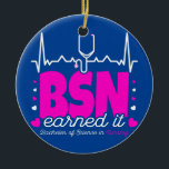 Bachelors of Science in Nursing verdient BSN RN Keramik Ornament<br><div class="desc">Bachelors of Science in Nursing verdiente es BSN RN Nurse Geschenk. Perfektes Geschenk für Ihren Vater,  Mama,  Papa,  Männer,  Frauen,  Freunde und Familienmitglieder am Erntedank Tag,  Weihnachten,  Muttertag,  Vatertag,  4. Juli,  1776 Unabhängiger Tag,  Veteranen Tag,  Halloween,  Patrick's Day</div>