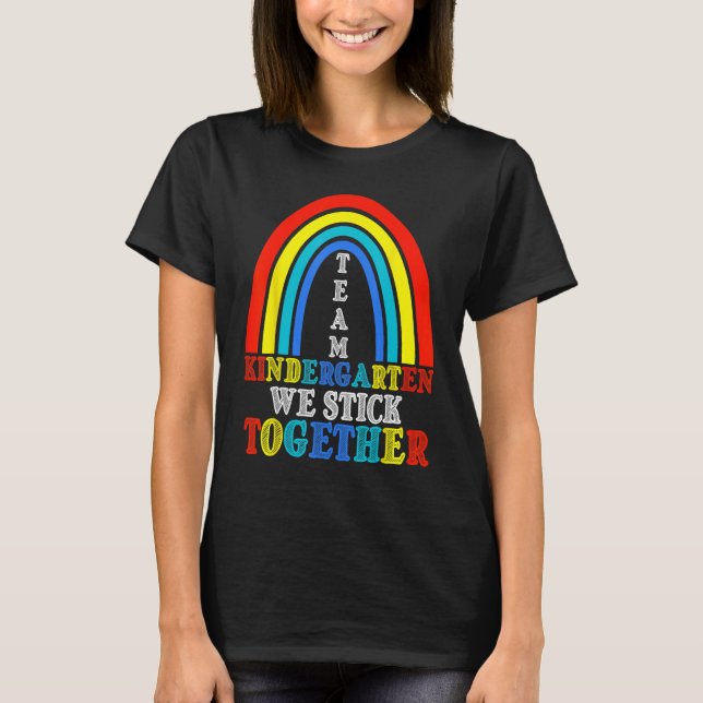 Back To School Team Kindergarten We Stick Together T-Shirt (Vorderseite)
