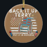 Back Up Terry setzen Sie es in umgekehrte Feuerarb Keramik Ornament<br><div class="desc">Backup Terry legte es in umgekehrte Feuerwerk Funny 4. Juli Geschenk. Perfektes Geschenk für Ihren Vater,  Mama,  Papa,  Männer,  Frauen,  Freunde und Familienmitglieder am Erntedank Tag,  Weihnachten,  Muttertag,  Vatertag,  4. Juli,  1776 Unabhängiger Tag,  Veteranen Tag,  Halloween,  Patrick's Day</div>