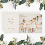 Backbrillanz | Fun Kids Foto neutral Feiertagskarte<br><div class="desc">Stilvolle moderne Foto-Grußkarte mit klassischer Typografie Zitat "Backgeister hell" mit Trennlinie und Familienname in Weiß. Das Design zeichnet sich durch eine neutrale natürliche weiche Taupe Elfenbein-Farbe aus. Foto, Gruß und Name lassen sich einfach an ein einzigartiges Design anpassen. Ein trendiges, minimalistisches und zeitgenössisches Design, das sich in dieser Ferienzeit auszeichnet!...</div>