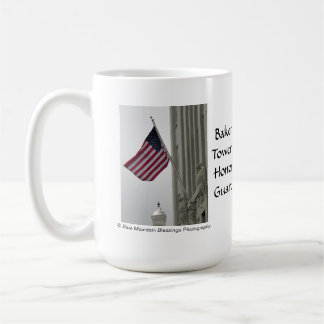 Bäcker ragt Ehrenschutz - heiße Tasse hoch