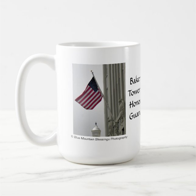 Bäcker ragt Ehrenschutz - heiße Tasse hoch (Links)