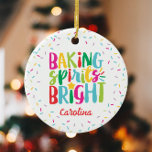 Backgurt Helle, farbenfrohe Sprinklen Weihnachten Keramik Ornament<br><div class="desc">Dieses Weihnachtsdesign zeigt den Text "Backspirits bright" in lustiger, farbenfroher Typografie, umgeben von einem Rand von Regenbogensprinklen! Klicken Sie auf die Schaltfläche Anpassen, wenn Sie die Bilder verschieben/skalieren und den Text weiter verändern möchten! Variationen dieses Designs, zusätzliche Farben sowie koordinierende Produkte sind in unserem Shop, zazzle.com/store/doodlelulu verfügbar. Kontaktieren Sie uns,...</div>