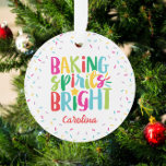 Backgurt Helle, farbenfrohe Sprinklen Weihnachten Ornament<br><div class="desc">Dieses Weihnachtsdesign zeigt den Text "Backspirits bright" in lustiger, farbenfroher Typografie, umgeben von einem Rand von Regenbogensprinklen! Klicken Sie auf die Schaltfläche Anpassen, wenn Sie die Bilder verschieben/skalieren und den Text weiter verändern möchten! Variationen dieses Designs, zusätzliche Farben sowie koordinierende Produkte sind in unserem Shop, zazzle.com/store/doodlelulu verfügbar. Kontaktieren Sie uns,...</div>