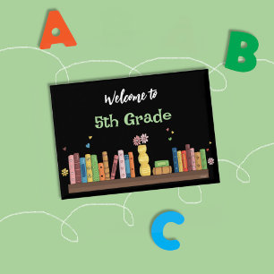 Backing-to-School-Bücher auf dem schwarzen Shelf Button