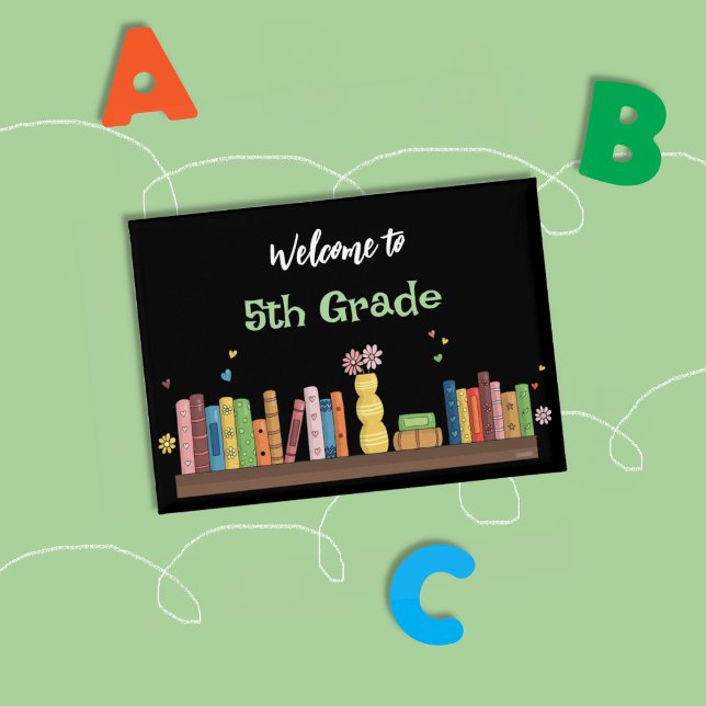 Backing-to-School-Bücher auf dem schwarzen Shelf Button (Back-to-school watercolor books on shelf black button with grade level .)