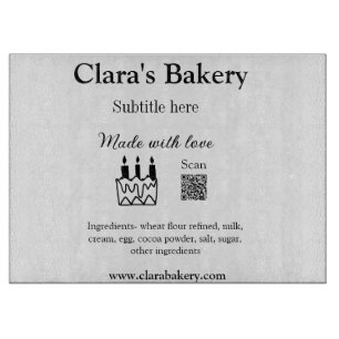 Backkuchen mit Zutaten aus Liebe q r Schneidebrett