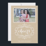 Backpapier rustikales Weihnachtsflach Foto Feiertagskarte<br><div class="desc">Cheers Craft Look Papier rustikale Weihnachtsfeiertagskarte flache Foto-Karte mit Ihrem Foto in einem gepunkteten Rahmen, das Wort "Cheers" in einem Skript-Schriftart und ein Rahmen von Vintagen Zierelementen auf beige Papier, das aussieht wie Kunsthandwerk Papier. Beachten Sie, dass alles auf Papier gedruckt ist und es kein echtes handwerkliches Papier gibt. Dieses...</div>