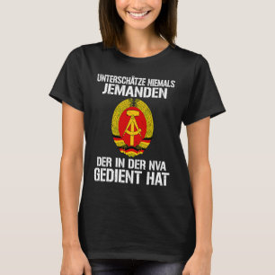 Backprint Nie unterschätzen Sie einen alten Mann v T-Shirt