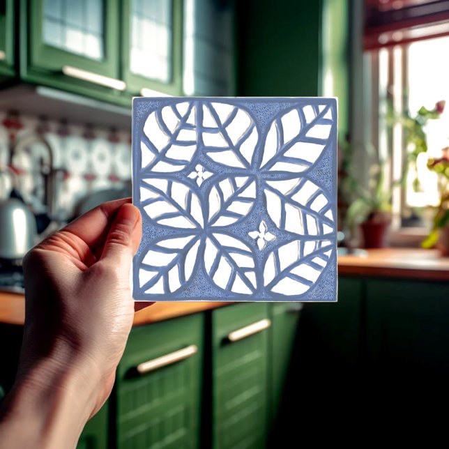 Backsplash-Fliese, Blau-Weiß-Keramik T Fliese (Blue and white ovate leaf ceramic tile held in a hand  in front of a green kitchen.)